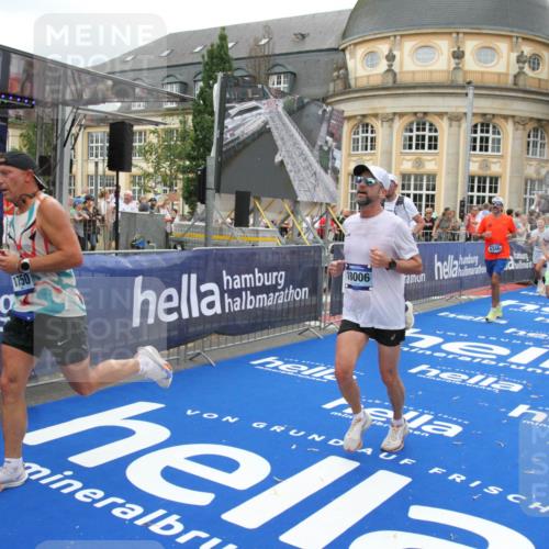 29.06.2025 - hella hamburg halbmarathon Michael Strokosch http://msf.ph/oto/8255362 29.06.2025 10:50:41 Ziel 1399, 1750, 4346, 6282, 6662, 6712, 7134, 7397, 7583, 7786, 7952, 8576, 9057, 11214, 11356, 13701, 13808, 13812, 13875, 15519, 15803, 16291, 16806, 17179, 17247, 18006, 18413, 18820 meine-sportfotos.de