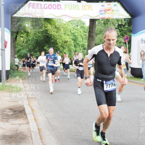 29.06.2025 - hella hamburg halbmarathon MichiJ http://msf.ph/oto/8255558 29.06.2025 10:29:22 Zwischen KM18-KM19 1677, 1912, 2797, 4303, 5050, 6429, 6495, 6771, 7774, 9540, 9640, 9979, 10783, 12292, 12895, 13457, 15493, 16201, 16347, 16580, 17971, 18192, 18802 meine-sportfotos.de