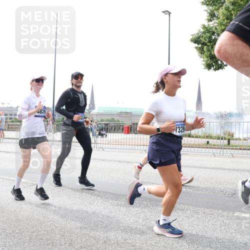 29.06.2025 - hella hamburg halbmarathon Lena Gebhardt http://msf.ph/oto/8255563 29.06.2025 10:34:19 Lombardsbrücke 1417, 1672, 1705, 1787, 2023, 2265, 2412, 2464, 2482, 2496, 2510, 2511, 2526, 2801, 2933, 3145, 3264, 3340, 3345, 3829, 3848, 4479, 4540, 4807, 4824, 4826, 5561, 5584, 5609, 5691, 6034, 6105, 6171, 6329, 6364, 6571, 6574, 7027, 7324, 7329, 7565, 7644, 7733, 8202, 8277, 8349, 8375, 8377, 8383, 8401, 8705, 8965, 9094, 9379, 9875, 10007, 10071, 10360, 10564, 10674, 11872, 13957, 16238, 16390, 16682, 16919, 17230, 18158, 18941 meine-sportfotos.de