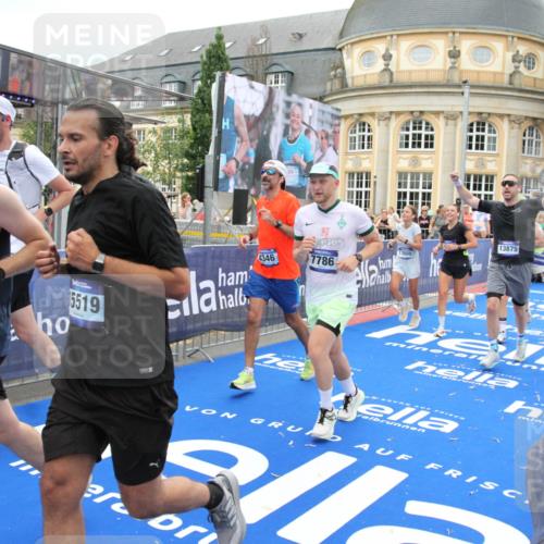 29.06.2025 - hella hamburg halbmarathon Michael Strokosch http://msf.ph/oto/8255588 29.06.2025 10:50:43 Ziel 1399, 1750, 2234, 2788, 4346, 6662, 6712, 7134, 7583, 7786, 7952, 9057, 11356, 13701, 13808, 13875, 15519, 16291, 18006, 18229, 18413, 18820 meine-sportfotos.de
