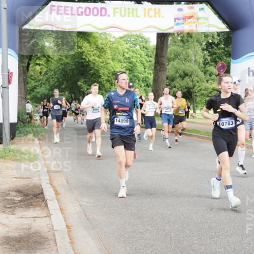 29.06.2025 - hella hamburg halbmarathon MichiJ http://msf.ph/oto/8255832 29.06.2025 10:29:23 Zwischen KM18-KM19 1677, 1912, 2797, 4303, 5050, 6429, 6495, 6771, 7774, 9540, 9640, 10783, 12292, 12895, 13457, 14899, 15493, 16201, 16347, 16580, 17971, 18412, 18802 meine-sportfotos.de