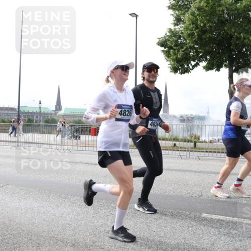 29.06.2025 - hella hamburg halbmarathon Lena Gebhardt http://msf.ph/oto/8255859 29.06.2025 10:34:20 Lombardsbrücke 1025, 1417, 1672, 1705, 1787, 2023, 2265, 2412, 2464, 2482, 2496, 2510, 2511, 2526, 2801, 2933, 3145, 3264, 3340, 3345, 3829, 3848, 4479, 4540, 4807, 4824, 4826, 5561, 5584, 5609, 5691, 6034, 6105, 6171, 6329, 6364, 6571, 6574, 7027, 7324, 7329, 7386, 7565, 7644, 7733, 8277, 8349, 8705, 8965, 9094, 9379, 9875, 10007, 10071, 10360, 10564, 10674, 11872, 13957, 16238, 16311, 16390, 16682, 16919, 17230, 18158, 18941 meine-sportfotos.de