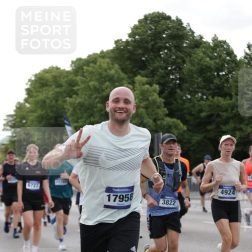 29.06.2025 - hella hamburg halbmarathon Jannik Wohlers http://msf.ph/oto/8255865 29.06.2025 10:31:44 Lombardsbrücke 1311, 1987, 2349, 2943, 3022, 3358, 3707, 3752, 3778, 3822, 4314, 4365, 4605, 4924, 5496, 5601, 5658, 5743, 6218, 6252, 7135, 7239, 7295, 7344, 7535, 7570, 7695, 7789, 7816, 8175, 8538, 9206, 10248, 10924, 11168, 11462, 12136, 12319, 12755, 12936, 13026, 13959, 13960, 14029, 14099, 14105, 14191, 14599, 15471, 15987, 16200, 17958, 18369, 18931 meine-sportfotos.de