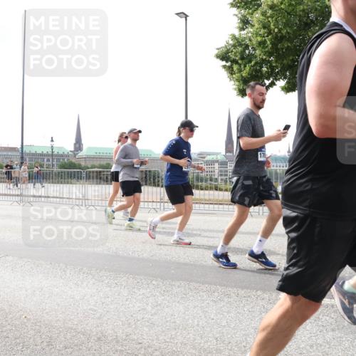 29.06.2025 - hella hamburg halbmarathon Lena Gebhardt http://msf.ph/oto/8255879 29.06.2025 10:45:50 Lombardsbrücke 1004, 1033, 1060, 1085, 1100, 1104, 1421, 1426, 1555, 1713, 1854, 1867, 1868, 1983, 2008, 2216, 2217, 2398, 2423, 2522, 2550, 2657, 2664, 2773, 2917, 2954, 2965, 2973, 3357, 3377, 4104, 4223, 4224, 4306, 4317, 4388, 4572, 5044, 5339, 5635, 5703, 5769, 5770, 5892, 5949, 6133, 6150, 6333, 6392, 6623, 6922, 7268, 7283, 7356, 7530, 7541, 7605, 7859, 7894, 8745, 9120, 9121, 9426, 9620, 10030, 10182, 10225, 10327, 10329, 10367, 10511, 11358, 11876 meine-sportfotos.de