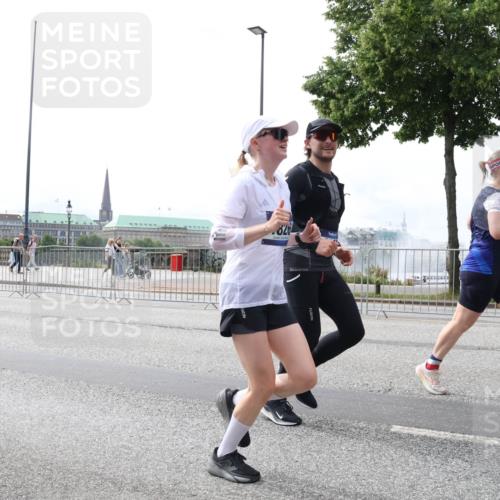 29.06.2025 - hella hamburg halbmarathon Lena Gebhardt http://msf.ph/oto/8255927 29.06.2025 10:34:20 Lombardsbrücke 1025, 1417, 1672, 1705, 1787, 2023, 2265, 2412, 2464, 2482, 2496, 2510, 2511, 2526, 2801, 2933, 3145, 3264, 3340, 3345, 3829, 3848, 4479, 4540, 4807, 4824, 4826, 5561, 5584, 5609, 5691, 6034, 6105, 6171, 6329, 6364, 6571, 6574, 7027, 7324, 7329, 7386, 7565, 7644, 7733, 8277, 8349, 8705, 8965, 9094, 9379, 9875, 10007, 10071, 10360, 10564, 10674, 11872, 13957, 16238, 16311, 16390, 16682, 16919, 17230, 18158, 18941 meine-sportfotos.de