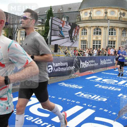 29.06.2025 - hella hamburg halbmarathon Michael Strokosch http://msf.ph/oto/8255947 29.06.2025 10:50:45 Ziel 1399, 2234, 2788, 4346, 6662, 6712, 7134, 7583, 7786, 7952, 8657, 9057, 11356, 13701, 13808, 13875, 15426, 15519, 15720, 16291, 17129, 17908, 18229, 18370, 18413, 18820 meine-sportfotos.de