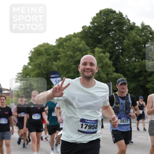 29.06.2025 - hella hamburg halbmarathon Jannik Wohlers http://msf.ph/oto/8255954 29.06.2025 10:31:44 Lombardsbrücke 1311, 1987, 2349, 2943, 3022, 3358, 3707, 3752, 3778, 3822, 4314, 4365, 4605, 4924, 5496, 5601, 5658, 5743, 6218, 6252, 7135, 7239, 7295, 7344, 7535, 7570, 7695, 7789, 7816, 8175, 8538, 9206, 10248, 10924, 11168, 11462, 12136, 12319, 12755, 12936, 13026, 13959, 13960, 14029, 14099, 14105, 14191, 14599, 15471, 15987, 16200, 17958, 18369, 18931 meine-sportfotos.de