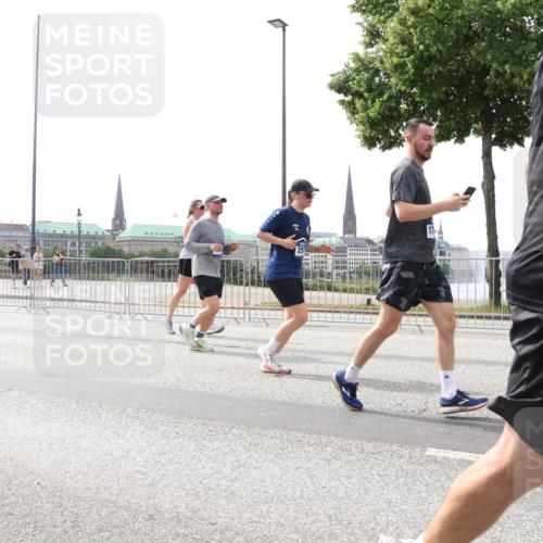 29.06.2025 - hella hamburg halbmarathon Lena Gebhardt http://msf.ph/oto/8255956 29.06.2025 10:45:51 Lombardsbrücke 1004, 1033, 1060, 1085, 1100, 1104, 1421, 1426, 1555, 1713, 1854, 1867, 1868, 1983, 2008, 2216, 2217, 2398, 2423, 2522, 2550, 2657, 2664, 2773, 2813, 2917, 2951, 2954, 2965, 2973, 3357, 3377, 4104, 4223, 4224, 4306, 4317, 4388, 4572, 5044, 5339, 5635, 5703, 5769, 5770, 5892, 6133, 6150, 6333, 6392, 6623, 6922, 7268, 7283, 7356, 7530, 7541, 7605, 7859, 7894, 8745, 9120, 9121, 9426, 9620, 10030, 10182, 10327, 10329, 10367, 10511, 11358, 11876 meine-sportfotos.de