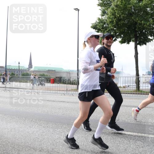 29.06.2025 - hella hamburg halbmarathon Lena Gebhardt http://msf.ph/oto/8255989 29.06.2025 10:34:20 Lombardsbrücke 1025, 1417, 1672, 1705, 1787, 2023, 2265, 2412, 2464, 2482, 2496, 2510, 2511, 2526, 2801, 2933, 3145, 3264, 3340, 3345, 3829, 3848, 4479, 4540, 4807, 4824, 4826, 5561, 5584, 5609, 5691, 6034, 6105, 6171, 6329, 6364, 6571, 6574, 7027, 7324, 7329, 7386, 7565, 7644, 7733, 8277, 8349, 8705, 8965, 9094, 9379, 9875, 10007, 10071, 10360, 10564, 10674, 11872, 13957, 16238, 16311, 16390, 16682, 16919, 17230, 18158, 18941 meine-sportfotos.de