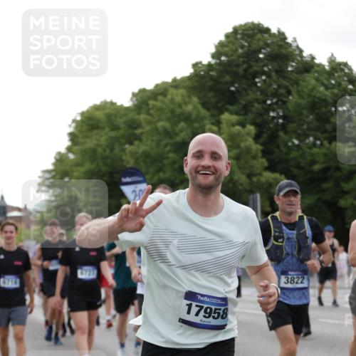 29.06.2025 - hella hamburg halbmarathon Jannik Wohlers http://msf.ph/oto/8256002 29.06.2025 10:31:44 Lombardsbrücke 1311, 1987, 2349, 2943, 3022, 3358, 3707, 3752, 3778, 3822, 4314, 4365, 4605, 4924, 5496, 5601, 5658, 5743, 6218, 6252, 7135, 7239, 7295, 7344, 7535, 7570, 7695, 7789, 7816, 8175, 8538, 9206, 10248, 10924, 11168, 11462, 12136, 12319, 12755, 12936, 13026, 13959, 13960, 14029, 14099, 14105, 14191, 14599, 15471, 15987, 16200, 17958, 18369, 18931 meine-sportfotos.de