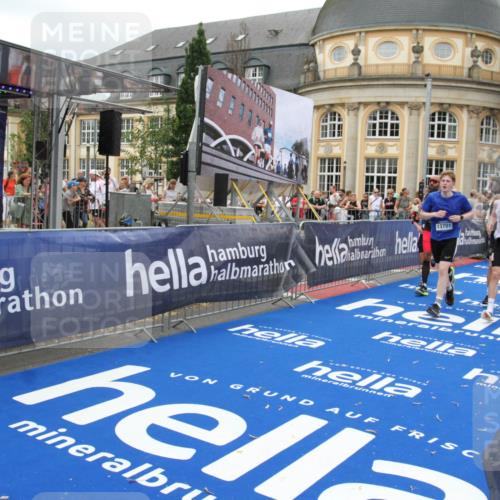 29.06.2025 - hella hamburg halbmarathon Michael Strokosch http://msf.ph/oto/8256023 29.06.2025 10:50:46 Ziel 2234, 2788, 5115, 6662, 6712, 7134, 7583, 7952, 8657, 11356, 13701, 13808, 13875, 15426, 15720, 16291, 17129, 17908, 18229, 18370, 18413, 18820 meine-sportfotos.de