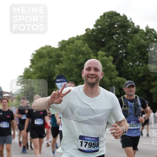 29.06.2025 - hella hamburg halbmarathon Jannik Wohlers http://msf.ph/oto/8256033 29.06.2025 10:31:44 Lombardsbrücke 1311, 1987, 2349, 2943, 3022, 3358, 3707, 3752, 3778, 3822, 4314, 4365, 4605, 4924, 5496, 5601, 5658, 5743, 6218, 6252, 7135, 7239, 7295, 7344, 7535, 7570, 7695, 7789, 7816, 8175, 8538, 9206, 10248, 10924, 11168, 11462, 12136, 12319, 12755, 12936, 13026, 13959, 13960, 14029, 14099, 14105, 14191, 14599, 15471, 15987, 16200, 17958, 18369, 18931 meine-sportfotos.de