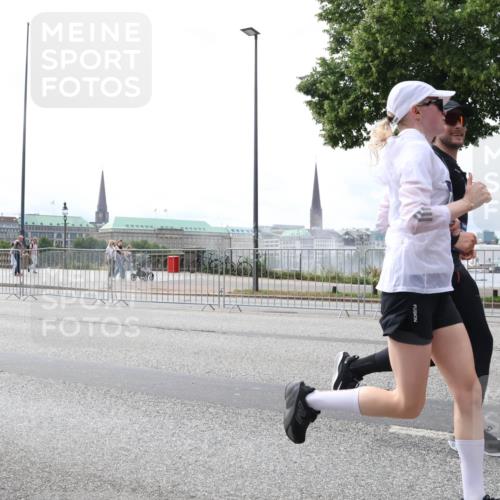 29.06.2025 - hella hamburg halbmarathon Lena Gebhardt http://msf.ph/oto/8256067 29.06.2025 10:34:20 Lombardsbrücke 1025, 1417, 1672, 1705, 1787, 2023, 2265, 2412, 2464, 2482, 2496, 2510, 2511, 2526, 2801, 2933, 3145, 3264, 3340, 3345, 3829, 3848, 4479, 4540, 4807, 4824, 4826, 5561, 5584, 5609, 5691, 6034, 6105, 6171, 6329, 6364, 6571, 6574, 7027, 7324, 7329, 7386, 7565, 7644, 7733, 8277, 8349, 8705, 8965, 9094, 9379, 9875, 10007, 10071, 10360, 10564, 10674, 11872, 13957, 16238, 16311, 16390, 16682, 16919, 17230, 18158, 18941 meine-sportfotos.de