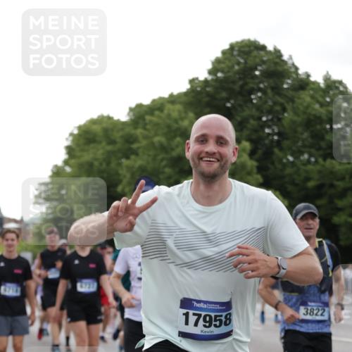29.06.2025 - hella hamburg halbmarathon Jannik Wohlers http://msf.ph/oto/8256093 29.06.2025 10:31:44 Lombardsbrücke 1311, 1987, 2349, 2943, 3022, 3358, 3707, 3752, 3778, 3822, 4314, 4365, 4605, 4924, 5496, 5601, 5658, 5743, 6218, 6252, 7135, 7239, 7295, 7344, 7535, 7570, 7695, 7789, 7816, 8175, 8538, 9206, 10248, 10924, 11168, 11462, 12136, 12319, 12755, 12936, 13026, 13959, 13960, 14029, 14099, 14105, 14191, 14599, 15471, 15987, 16200, 17958, 18369, 18931 meine-sportfotos.de