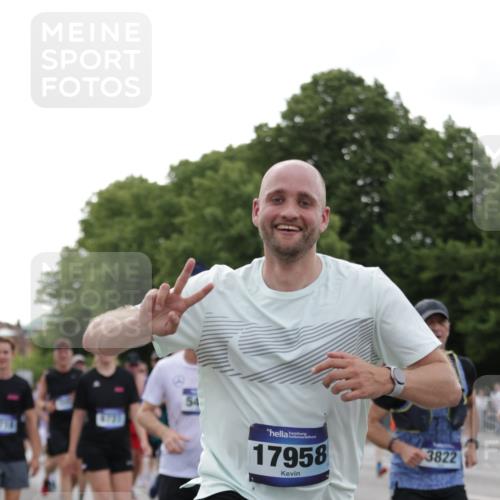 29.06.2025 - hella hamburg halbmarathon Jannik Wohlers http://msf.ph/oto/8256108 29.06.2025 10:31:44 Lombardsbrücke 1311, 1987, 2349, 2943, 3022, 3358, 3707, 3752, 3778, 3822, 4314, 4365, 4605, 4924, 5496, 5601, 5658, 5743, 6218, 6252, 7135, 7239, 7295, 7344, 7535, 7570, 7695, 7789, 7816, 8175, 8538, 9206, 10248, 10924, 11168, 11462, 12136, 12319, 12755, 12936, 13026, 13959, 13960, 14029, 14099, 14105, 14191, 14599, 15471, 15987, 16200, 17958, 18369, 18931 meine-sportfotos.de