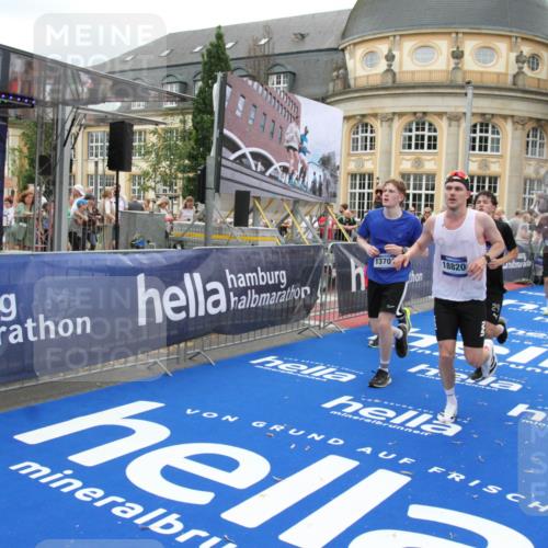 29.06.2025 - hella hamburg halbmarathon Michael Strokosch http://msf.ph/oto/8256127 29.06.2025 10:50:47 Ziel 2234, 2788, 5115, 6712, 7134, 7583, 7952, 8657, 11356, 13701, 15426, 15720, 16291, 17129, 17908, 18229, 18370, 18413, 18820 meine-sportfotos.de