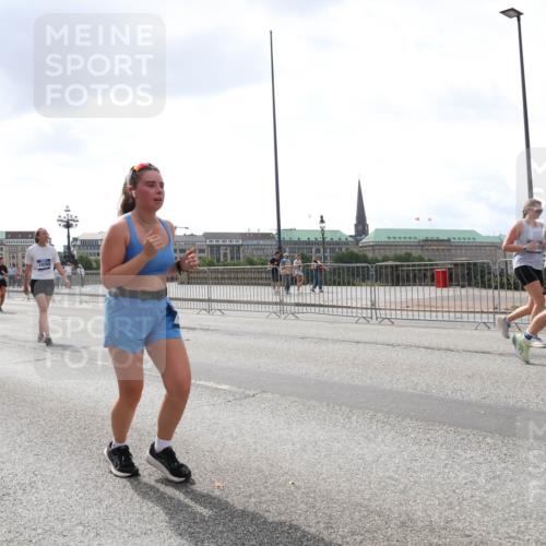 29.06.2025 - hella hamburg halbmarathon Lena Gebhardt http://msf.ph/oto/8256203 29.06.2025 10:45:51 Lombardsbrücke 1004, 1033, 1060, 1085, 1100, 1104, 1421, 1426, 1555, 1713, 1854, 1867, 1868, 1983, 2008, 2216, 2217, 2398, 2423, 2522, 2550, 2657, 2664, 2773, 2813, 2917, 2951, 2954, 2965, 2973, 3357, 3377, 4104, 4223, 4224, 4306, 4317, 4388, 4572, 5044, 5339, 5635, 5703, 5769, 5770, 5892, 6133, 6150, 6333, 6392, 6623, 6922, 7268, 7283, 7356, 7530, 7541, 7605, 7859, 7894, 8745, 9120, 9121, 9426, 9620, 10030, 10182, 10327, 10329, 10367, 10511, 11358, 11876 meine-sportfotos.de