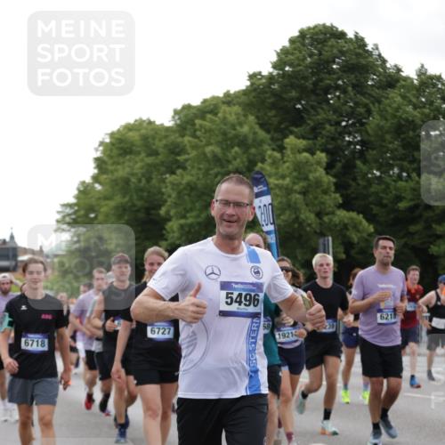 29.06.2025 - hella hamburg halbmarathon Jannik Wohlers http://msf.ph/oto/8256244 29.06.2025 10:31:45 Lombardsbrücke 1311, 1987, 2349, 2943, 3022, 3707, 3752, 3778, 3822, 4314, 4365, 4605, 4924, 5496, 5601, 5658, 5743, 6218, 6252, 7135, 7239, 7295, 7344, 7535, 7570, 7695, 7789, 7816, 8175, 8538, 9125, 9206, 10248, 10924, 11168, 11462, 12136, 12319, 12755, 12936, 13026, 13959, 13960, 14029, 14099, 14105, 14191, 14494, 14599, 15471, 15987, 16200, 17958, 18369, 18931 meine-sportfotos.de