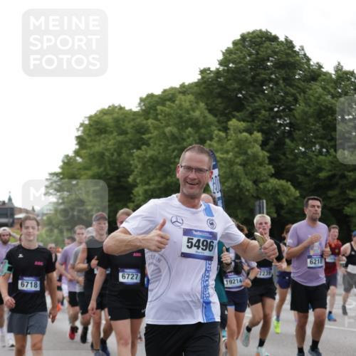 29.06.2025 - hella hamburg halbmarathon Jannik Wohlers http://msf.ph/oto/8256265 29.06.2025 10:31:45 Lombardsbrücke 1311, 1987, 2349, 2943, 3022, 3707, 3752, 3778, 3822, 4314, 4365, 4605, 4924, 5496, 5601, 5658, 5743, 6218, 6252, 7135, 7239, 7295, 7344, 7535, 7570, 7695, 7789, 7816, 8175, 8538, 9125, 9206, 10248, 10924, 11168, 11462, 12136, 12319, 12755, 12936, 13026, 13959, 13960, 14029, 14099, 14105, 14191, 14494, 14599, 15471, 15987, 16200, 17958, 18369, 18931 meine-sportfotos.de