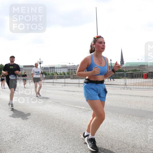 29.06.2025 - hella hamburg halbmarathon Lena Gebhardt http://msf.ph/oto/8256371 29.06.2025 10:45:51 Lombardsbrücke 1004, 1033, 1060, 1085, 1100, 1104, 1421, 1426, 1555, 1713, 1854, 1867, 1868, 1983, 2008, 2216, 2217, 2398, 2423, 2522, 2550, 2657, 2664, 2773, 2813, 2917, 2951, 2954, 2965, 2973, 3357, 3377, 4104, 4223, 4224, 4306, 4317, 4388, 4572, 5044, 5339, 5635, 5703, 5769, 5770, 5892, 6133, 6150, 6333, 6392, 6623, 6922, 7268, 7283, 7356, 7530, 7541, 7605, 7859, 7894, 8745, 9120, 9121, 9426, 9620, 10030, 10182, 10327, 10329, 10367, 10511, 11358, 11876 meine-sportfotos.de