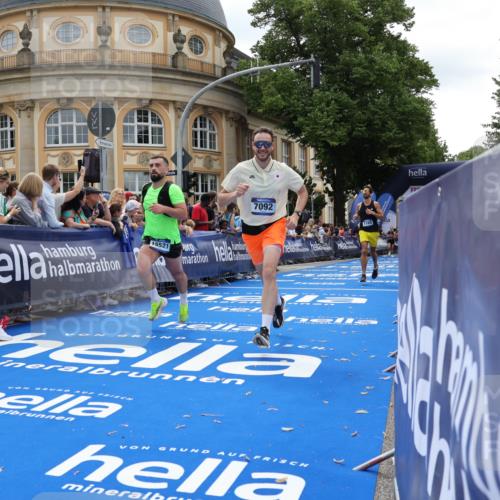 29.06.2025 - hella hamburg halbmarathon Strokosch-Dieckow http://msf.ph/oto/8256378 29.06.2025 10:41:54 Ziel 1169, 5690, 6593, 7092, 7363, 8694, 10415, 11765, 12292, 13196, 15521, 15846, 15935, 16507, 17926, 18920, 19046 meine-sportfotos.de