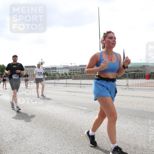 29.06.2025 - hella hamburg halbmarathon Lena Gebhardt http://msf.ph/oto/8256434 29.06.2025 10:45:52 Lombardsbrücke 1004, 1033, 1060, 1085, 1100, 1104, 1421, 1426, 1555, 1713, 1854, 1867, 1868, 1983, 2008, 2216, 2217, 2398, 2423, 2522, 2550, 2657, 2664, 2773, 2813, 2917, 2951, 2954, 2965, 2973, 3357, 3377, 4104, 4223, 4224, 4306, 4317, 4388, 4572, 5044, 5635, 5703, 5769, 5770, 5892, 6133, 6150, 6333, 6392, 6623, 6922, 7268, 7283, 7356, 7530, 7541, 7605, 7859, 7894, 8745, 9120, 9121, 9426, 9620, 10030, 10182, 10327, 10329, 10367, 10511, 11358, 11876 meine-sportfotos.de