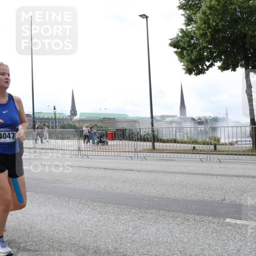 29.06.2025 - hella hamburg halbmarathon Lena Gebhardt http://msf.ph/oto/8256447 29.06.2025 10:34:21 Lombardsbrücke 1025, 1417, 1672, 1705, 1787, 2023, 2265, 2412, 2464, 2482, 2496, 2510, 2511, 2526, 2801, 2933, 3145, 3340, 3345, 3420, 3829, 3848, 4479, 4540, 4807, 4824, 4826, 5561, 5584, 5609, 5691, 6034, 6105, 6171, 6329, 6364, 6571, 6574, 7324, 7329, 7386, 7644, 7733, 8277, 8349, 8705, 8965, 9094, 9164, 9379, 9875, 10071, 10335, 10360, 10564, 10674, 11872, 13957, 16238, 16311, 16390, 16682, 16919, 17230, 18158, 18941 meine-sportfotos.de