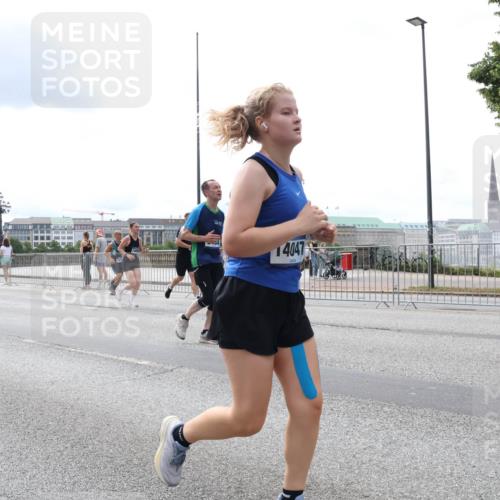 29.06.2025 - hella hamburg halbmarathon Lena Gebhardt http://msf.ph/oto/8256517 29.06.2025 10:34:21 Lombardsbrücke 1025, 1417, 1672, 1705, 1787, 2023, 2265, 2412, 2464, 2482, 2496, 2510, 2511, 2526, 2801, 2933, 3145, 3340, 3345, 3420, 3829, 3848, 4479, 4540, 4807, 4824, 4826, 5561, 5584, 5609, 5691, 6034, 6105, 6171, 6329, 6364, 6571, 6574, 7324, 7329, 7386, 7644, 7733, 8277, 8349, 8705, 8965, 9094, 9164, 9379, 9875, 10071, 10335, 10360, 10564, 10674, 11872, 13957, 16238, 16311, 16390, 16682, 16919, 17230, 18158, 18941 meine-sportfotos.de