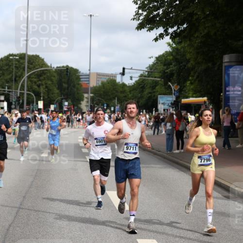 29.06.2025 - hella hamburg halbmarathon Yannick Fuchs http://msf.ph/oto/8256560 29.06.2025 10:35:51 20KM 1136, 1570, 1631, 2579, 2797, 3618, 4205, 4303, 4380, 4871, 4893, 5387, 5709, 6550, 6771, 6901, 7432, 7774, 7796, 8358, 9358, 9547, 9640, 9659, 9711, 9755, 9885, 10375, 10783, 11062, 11765, 11922, 12292, 12385, 12434, 12895, 13457, 14555, 14661, 15351, 16816, 17032, 17100, 17720, 17834, 18045, 18049, 18412, 18442, 18491, 18573, 18764, 18802 meine-sportfotos.de