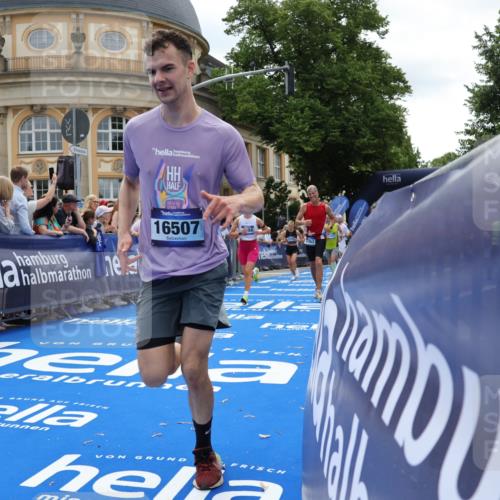 29.06.2025 - hella hamburg halbmarathon Strokosch-Dieckow http://msf.ph/oto/8256565 29.06.2025 10:41:59 Ziel 1169, 5690, 6593, 7363, 8694, 10216, 11417, 12098, 12292, 13196, 15846, 16507, 16677, 17864, 17926, 18920, 19046 meine-sportfotos.de