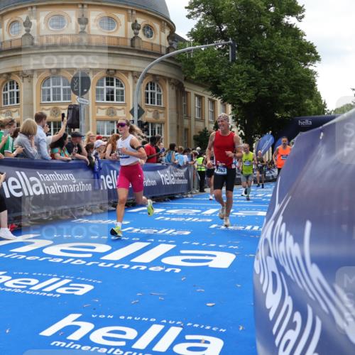 29.06.2025 - hella hamburg halbmarathon Strokosch-Dieckow http://msf.ph/oto/8256622 29.06.2025 10:42:00 Ziel 1441, 5690, 6593, 7363, 8694, 10216, 11417, 12098, 12292, 13196, 15846, 16507, 16677, 17864, 17926, 18920, 19046 meine-sportfotos.de
