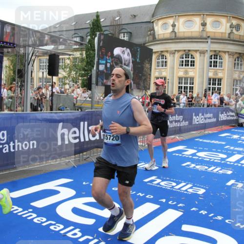 29.06.2025 - hella hamburg halbmarathon Michael Strokosch http://msf.ph/oto/8256635 29.06.2025 10:50:53 Ziel 1466, 3654, 3947, 4839, 5018, 5115, 7052, 8205, 8657, 10750, 15395, 15426, 15643, 15720, 17129, 17908, 18182, 18370 meine-sportfotos.de