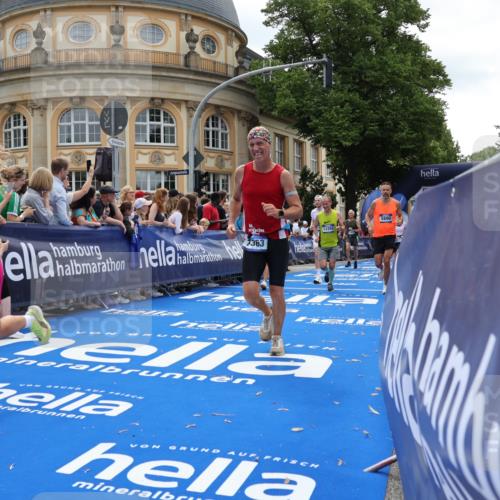 29.06.2025 - hella hamburg halbmarathon Strokosch-Dieckow http://msf.ph/oto/8256675 29.06.2025 10:42:01 Ziel 1441, 5690, 6593, 7363, 8694, 10216, 11417, 12098, 12292, 13196, 15846, 16507, 16677, 17864, 17926, 18920, 19046 meine-sportfotos.de