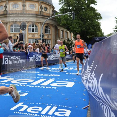29.06.2025 - hella hamburg halbmarathon Strokosch-Dieckow http://msf.ph/oto/8256759 29.06.2025 10:42:02 Ziel 1441, 5682, 5690, 6593, 7363, 8694, 10216, 11417, 12098, 12292, 13196, 15846, 16507, 16677, 17864, 17926, 18920, 19046 meine-sportfotos.de