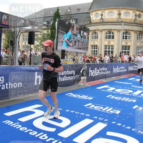 29.06.2025 - hella hamburg halbmarathon Michael Strokosch http://msf.ph/oto/8256769 29.06.2025 10:50:53 Ziel 1466, 3654, 3947, 4839, 5018, 5115, 7052, 8205, 8657, 10750, 15395, 15426, 15643, 15720, 17129, 17908, 18182, 18370 meine-sportfotos.de