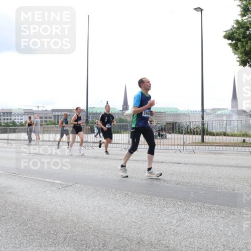 29.06.2025 - hella hamburg halbmarathon Lena Gebhardt http://msf.ph/oto/8256795 29.06.2025 10:34:22 Lombardsbrücke 1025, 1417, 1672, 1705, 1787, 2023, 2265, 2412, 2464, 2482, 2496, 2510, 2511, 2526, 2801, 2933, 3145, 3340, 3345, 3420, 3829, 3848, 4479, 4540, 4807, 4824, 4826, 5561, 5584, 5609, 5691, 6034, 6105, 6171, 6329, 6364, 6571, 6574, 6843, 7324, 7329, 7386, 7644, 7733, 8277, 8349, 8705, 8965, 9164, 9379, 9448, 10335, 10360, 10564, 10674, 11872, 12164, 13957, 16238, 16311, 16390, 16682, 16919, 17230, 18158, 18941 meine-sportfotos.de
