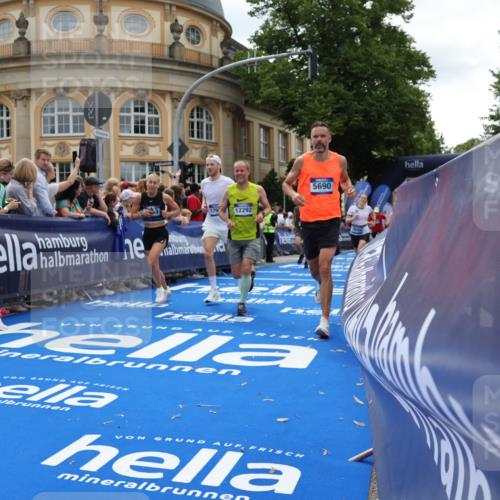 29.06.2025 - hella hamburg halbmarathon Strokosch-Dieckow http://msf.ph/oto/8256799 29.06.2025 10:42:02 Ziel 1441, 5682, 5690, 6593, 7363, 8694, 10216, 11417, 12098, 12292, 13196, 15846, 16507, 16677, 17864, 17926, 18920, 19046 meine-sportfotos.de