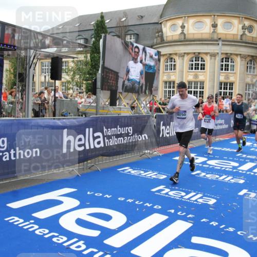 29.06.2025 - hella hamburg halbmarathon Michael Strokosch http://msf.ph/oto/8256829 29.06.2025 10:50:55 Ziel 1466, 3654, 3947, 4839, 5018, 5115, 7052, 8205, 8572, 10750, 11551, 15395, 15643, 18182 meine-sportfotos.de