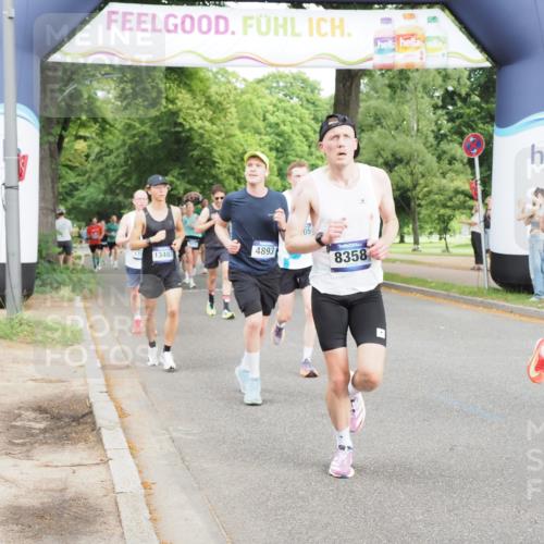 29.06.2025 - hella hamburg halbmarathon MichiJ http://msf.ph/oto/8256839 29.06.2025 10:29:30 Zwischen KM18-KM19 1677, 1800, 3618, 4205, 4893, 5026, 6152, 7284, 7796, 8122, 8358, 8966, 9540, 9711, 12385, 12895, 13268, 13483, 13667, 14899, 16249, 17486, 17724, 17834, 18412 meine-sportfotos.de