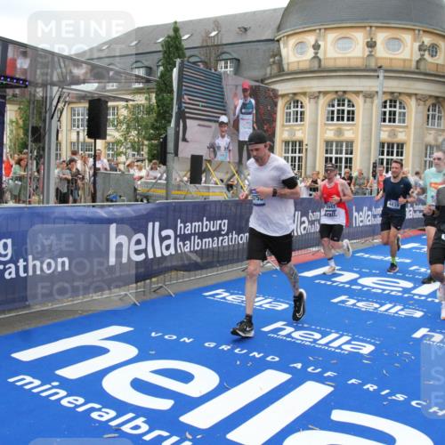 29.06.2025 - hella hamburg halbmarathon Michael Strokosch http://msf.ph/oto/8256864 29.06.2025 10:50:55 Ziel 1466, 3654, 3947, 4839, 5018, 5115, 7052, 8205, 8572, 10750, 11551, 15395, 15643, 18182 meine-sportfotos.de
