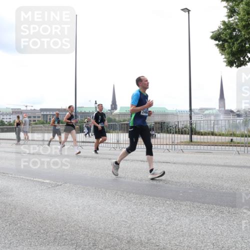 29.06.2025 - hella hamburg halbmarathon Lena Gebhardt http://msf.ph/oto/8256867 29.06.2025 10:34:22 Lombardsbrücke 1025, 1417, 1672, 1705, 1787, 2023, 2265, 2412, 2464, 2482, 2496, 2510, 2511, 2526, 2801, 2933, 3145, 3340, 3345, 3420, 3829, 3848, 4479, 4540, 4807, 4824, 4826, 5561, 5584, 5609, 5691, 6034, 6105, 6171, 6329, 6364, 6571, 6574, 6843, 7324, 7329, 7386, 7644, 7733, 8277, 8349, 8705, 8965, 9164, 9379, 9448, 10335, 10360, 10564, 10674, 11872, 12164, 13957, 16238, 16311, 16390, 16682, 16919, 17230, 18158, 18941 meine-sportfotos.de