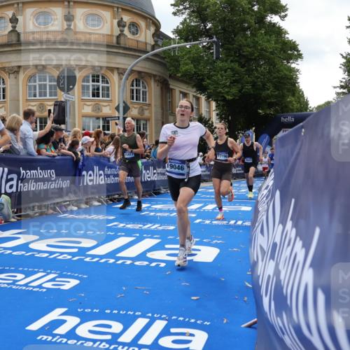 29.06.2025 - hella hamburg halbmarathon Strokosch-Dieckow http://msf.ph/oto/8256911 29.06.2025 10:42:04 Ziel 1441, 5682, 5690, 6593, 7363, 7765, 8694, 10216, 11417, 12098, 12292, 13196, 15846, 16677, 17363, 17864, 17926, 18772, 18920, 19046 meine-sportfotos.de