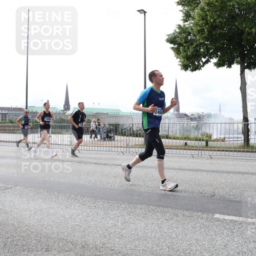 29.06.2025 - hella hamburg halbmarathon Lena Gebhardt http://msf.ph/oto/8256953 29.06.2025 10:34:22 Lombardsbrücke 1025, 1417, 1672, 1705, 1787, 2023, 2265, 2412, 2464, 2482, 2496, 2510, 2511, 2526, 2801, 2933, 3145, 3340, 3345, 3420, 3829, 3848, 4479, 4540, 4807, 4824, 4826, 5561, 5584, 5609, 5691, 6034, 6105, 6171, 6329, 6364, 6571, 6574, 6843, 7324, 7329, 7386, 7644, 7733, 8277, 8349, 8705, 8965, 9164, 9379, 9448, 10335, 10360, 10564, 10674, 11872, 12164, 13957, 16238, 16311, 16390, 16682, 16919, 17230, 18158, 18941 meine-sportfotos.de