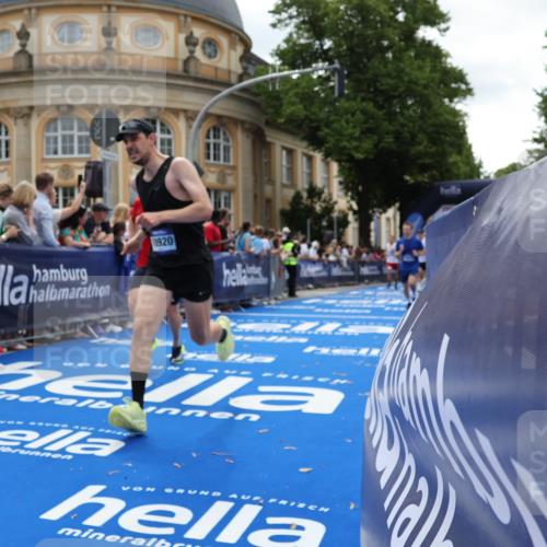 29.06.2025 - hella hamburg halbmarathon Strokosch-Dieckow http://msf.ph/oto/8257032 29.06.2025 10:42:06 Ziel 1441, 5682, 5690, 6593, 7765, 9365, 10216, 11417, 12098, 12292, 13196, 13709, 14899, 15846, 16626, 16677, 17363, 17864, 17926, 18772, 18802, 18920, 19046 meine-sportfotos.de