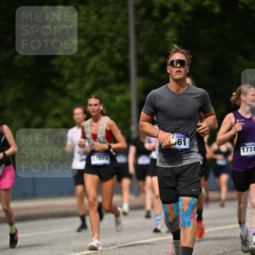 29.06.2025 - hella hamburg halbmarathon Dr. Thomas Lammeyer http://msf.ph/oto/8257037 29.06.2025 10:35:06 Kennedybrücke 1059, 1472, 1773, 1979, 2097, 2414, 2505, 2569, 2754, 2755, 2914, 3131, 3443, 4561, 4817, 5437, 5943, 6057, 6195, 6546, 6616, 6620, 6725, 6787, 7351, 7604, 7772, 8050, 8792, 9937, 10989 meine-sportfotos.de