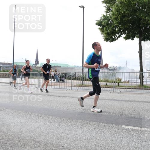 29.06.2025 - hella hamburg halbmarathon Lena Gebhardt http://msf.ph/oto/8257064 29.06.2025 10:34:22 Lombardsbrücke 1025, 1417, 1672, 1705, 1787, 2023, 2265, 2412, 2464, 2482, 2496, 2510, 2511, 2526, 2801, 2933, 3145, 3340, 3345, 3420, 3829, 3848, 4479, 4540, 4807, 4824, 4826, 5561, 5584, 5609, 5691, 6034, 6105, 6171, 6329, 6364, 6571, 6574, 6843, 7324, 7329, 7386, 7644, 7733, 8277, 8349, 8705, 8965, 9164, 9379, 9448, 10335, 10360, 10564, 10674, 11872, 12164, 13957, 16238, 16311, 16390, 16682, 16919, 17230, 18158, 18941 meine-sportfotos.de