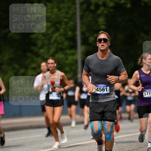 29.06.2025 - hella hamburg halbmarathon Dr. Thomas Lammeyer http://msf.ph/oto/8257076 29.06.2025 10:35:06 Kennedybrücke 1059, 1472, 1773, 1979, 2097, 2414, 2505, 2569, 2754, 2755, 2914, 3131, 3443, 4561, 4817, 5437, 5943, 6057, 6195, 6546, 6616, 6620, 6725, 6787, 7351, 7604, 7772, 8050, 8792, 9937, 10989 meine-sportfotos.de