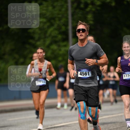 29.06.2025 - hella hamburg halbmarathon Dr. Thomas Lammeyer http://msf.ph/oto/8257132 29.06.2025 10:35:06 Kennedybrücke 1059, 1472, 1773, 1979, 2097, 2414, 2505, 2569, 2754, 2755, 2914, 3131, 3443, 4561, 4817, 5437, 5943, 6057, 6195, 6546, 6616, 6620, 6725, 6787, 7351, 7604, 7772, 8050, 8792, 9937, 10989 meine-sportfotos.de