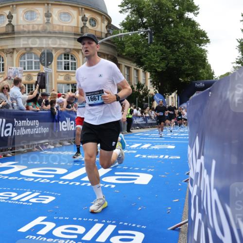 29.06.2025 - hella hamburg halbmarathon Strokosch-Dieckow http://msf.ph/oto/8257154 29.06.2025 10:42:10 Ziel 1441, 1903, 2675, 5682, 7765, 7865, 9365, 10216, 12098, 13709, 14811, 14899, 16626, 16660, 16677, 17182, 17363, 18772, 18802 meine-sportfotos.de
