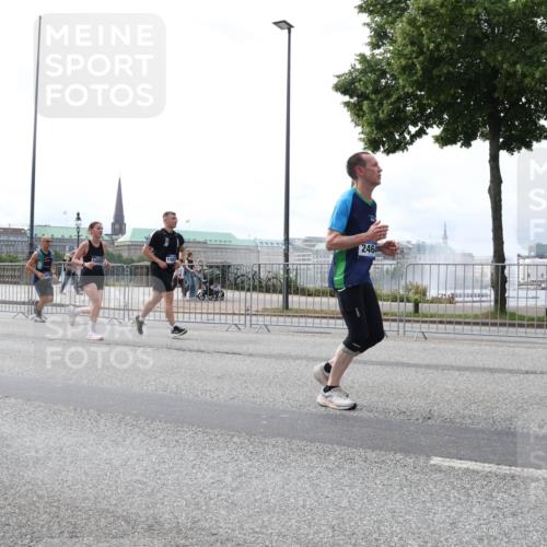 29.06.2025 - hella hamburg halbmarathon Lena Gebhardt http://msf.ph/oto/8257157 29.06.2025 10:34:22 Lombardsbrücke 1025, 1417, 1672, 1705, 1787, 2023, 2265, 2412, 2464, 2482, 2496, 2510, 2511, 2526, 2801, 2933, 3145, 3340, 3345, 3420, 3829, 3848, 4479, 4540, 4807, 4824, 4826, 5561, 5584, 5609, 5691, 6034, 6105, 6171, 6329, 6364, 6571, 6574, 6843, 7324, 7329, 7386, 7644, 7733, 8277, 8349, 8705, 8965, 9164, 9379, 9448, 10335, 10360, 10564, 10674, 11872, 12164, 13957, 16238, 16311, 16390, 16682, 16919, 17230, 18158, 18941 meine-sportfotos.de